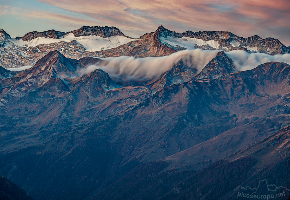 Macizo de la Maladeta desde la Val de Varrados en la Val d'Aran. Pirineos de Catalunya.